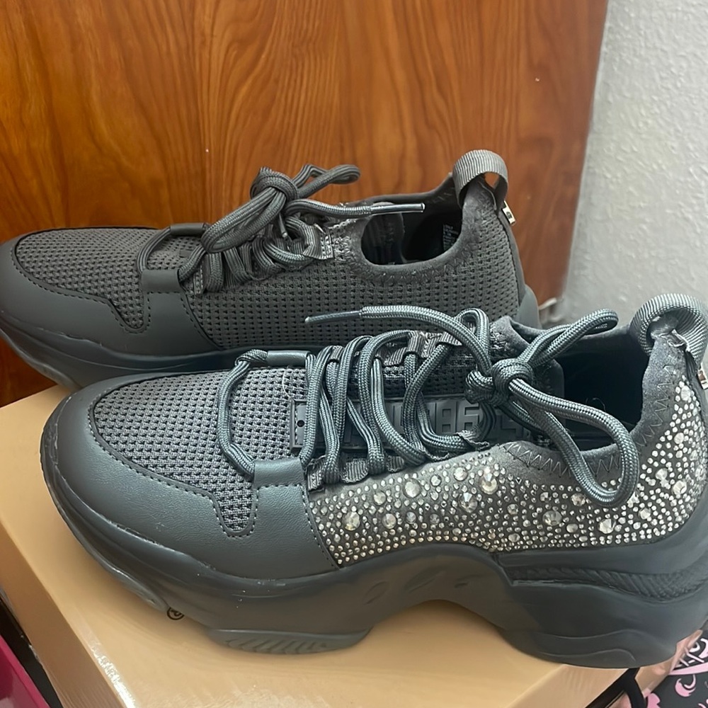 Never worn. Steve Madden Sneakers